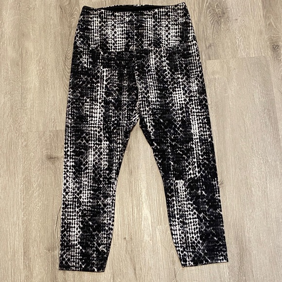 Lysse Pants - Lysse Black and White Patterned Capris